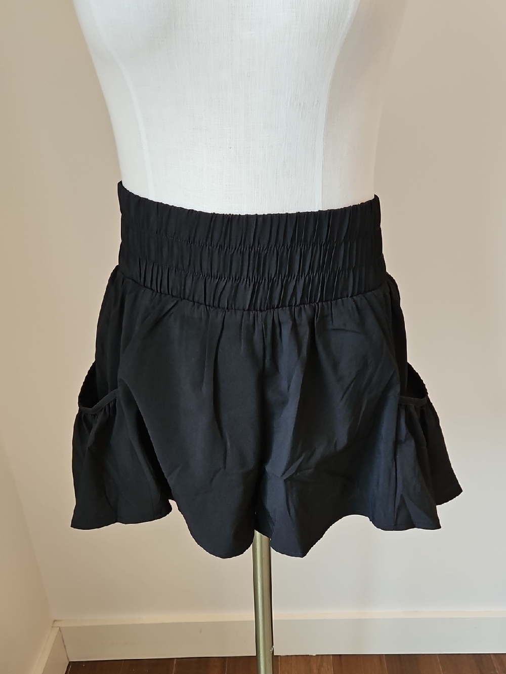 Black Women's Elastic-Waist Pocket Shorts